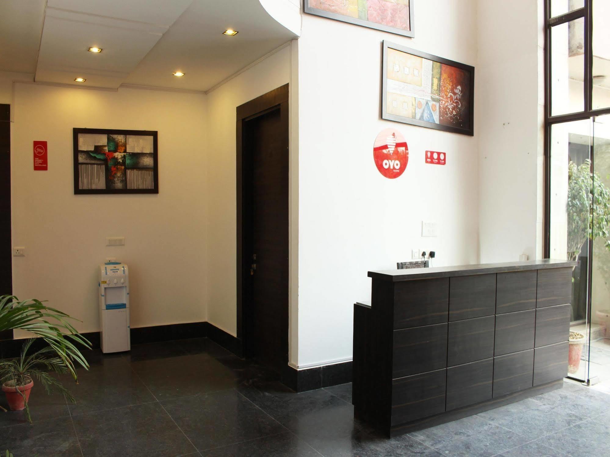 Готель Oyo Flagship 387 Moulsari Avenue Ґурґаон Екстер'єр фото